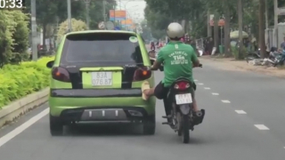 Xe máy đẩy xe hơi băng băng trên đường ở Sóc Trăng