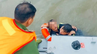 Binh nhất vật lộn trong nước xiết, cứu thanh niên nhảy cầu Kênh Tẻ