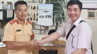 CSGT nhặt được 50 triệu tìm trả người bị mất