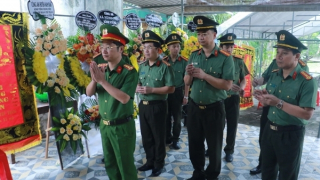 Thăm  viếng, động viên gia đình Công an viên hy sinh khi làm nhiệm vụ