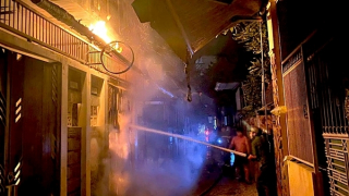 Cảnh sát phá cửa cứu 3 người mắc kẹt trong đám cháy giữa đêm khuya