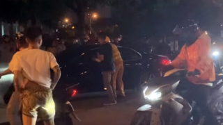 Camry lao lên vỉa hè, tài xế bất tỉnh ngay tại ghế lái