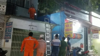 Gắn lan can sắt sau cơn mưa lớn, 1 người bị điện giật tử vong