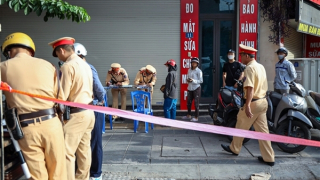 CSGT chặn bắt xe máy đi lên Vành đai 2 trên cao, người vi phạm ăn sáng tại chỗ chờ xử phạt