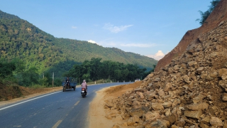 Nhiều điểm sạt lở không biển cảnh báo trên quốc lộ vừa đầu tư 1.000 tỷ