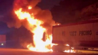 Xe container bốc cháy nghi ngút trên cao tốc La Sơn – Túy Loan