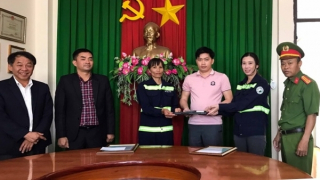 Hai chị lao công trả lại 4.700 USD và máy tính cho khách bỏ quên