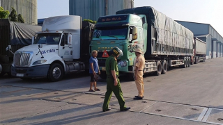 Áp tải 4 tài xế xe tải hạng nặng chống đối cân tải trọng