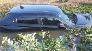 Lao xe từ trong nhà xuống kênh, 3 người kịp thoát nạn