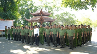 Đoàn đại biểu Công đoàn CAND trao quà tặng Công an xã và người có công