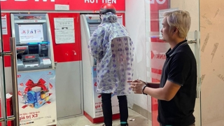 Bắt đối tượng dùng phương thức tinh vi để chiếm đoạt tiền tại trụ ATM