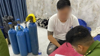 Tàng trữ gần 100 bình khí cười không nguồn gốc chuẩn bị đi tiêu thụ