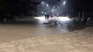 Lũ ngập sâu, chia cắt, Công an Quảng Nam hỗ trợ người dân ứng phó trong đêm