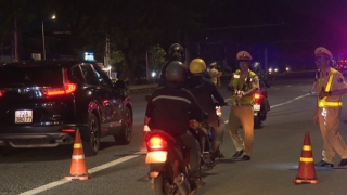 Lợi dụng lúc bạn bị kiểm tra nồng độ cồn, thanh niên đi cùng lấy xe mô tô đặc chủng của CSGT