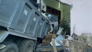 Xe tải đâm vào nhà, 3 cháu bé bị thương