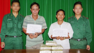 Kiểm tra xe biển Lào, thu giữ 5 bánh cần sa