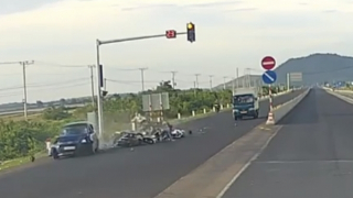 Khởi tố 2 bố con trong vụ ôtô tông hàng loạt xe máy khi dừng đèn đỏ