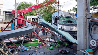 Xe container tông nhà dân đổ sập lúc rạng sáng