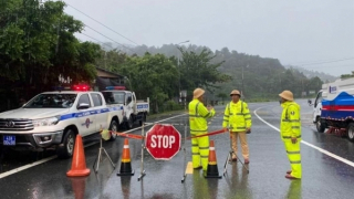 Quốc lộ 1A nhiều đoạn ngập sâu, CSGT lập chốt phong tỏa đèo Hải Vân