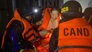 Công an Đà Nẵng khẩn cấp giúp dân vượt lũ trong đêm