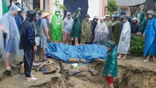 Xuất hiện nhiều điểm sạt lở ven biển, Thừa Thiên Huế khẩn trương dốc sức cứu đê