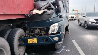 Tông vào đuôi xe đầu kéo đang dừng, tài xế xe tải bị thương
