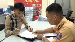 Nam thanh niên dương tính với ma túy, điều khiển xe máy bằng chân