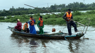Lật ghe khi đi vớt lồng bắt cá, chồng mất tích, vợ được cứu kịp thời