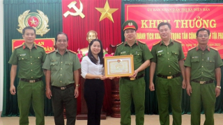 Khen thưởng 2 tập thể và 4 cá nhân Công an thị xã Điện Bàn