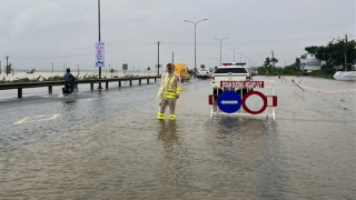Lực lượng Công an trắng đêm dầm mưa, làm “cọc tiêu sống” trên QL1A