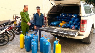 Đang chở 60 bình khí cười thì gặp cảnh sát