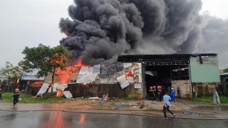 Kịp thời dập tắt đám cháy lớn tại kho nhựa