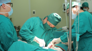 Hút thuốc lá trên 40 năm, người đàn ông phải cắt cả lá phổi