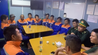 Trắng đêm cứu hộ 10 ngư dân gặp nạn trên biển