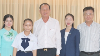 Trao học bổng, tặng quà cho nữ sinh bán vé số