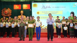 Hơn 10 năm là “Mẹ đỡ đầu” cho trẻ mồ côi