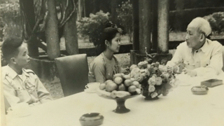 Chuyện Bác Hồ làm sách