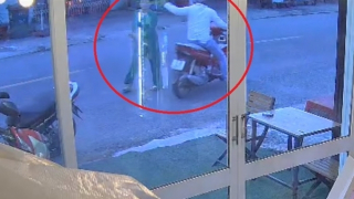 Tên cướp bị ngã xe, nhảy kênh lẩn trốn nhưng không thoát