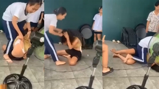 Nữ sinh ở TP Hồ Chí Minh đánh và xé áo bạn