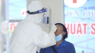 Từ hôm nay (20/10), người bệnh COVID-19 không có BHYT phải tự chi trả viện phí