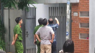 Xuống nhà đi học, con gái phát hiện mẹ tử vong