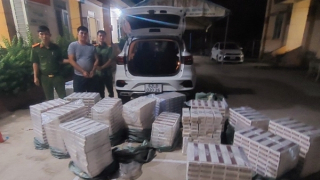 Vứt xe ô tô cùng 10 ngàn gói thuốc lá lậu trên đường rồi trốn