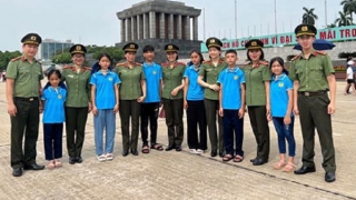 Nhân kỷ niệm Ngày Phụ nữ Việt Nam 20/10: “Mẹ đỡ đầu” CAND - sắc phục xanh nâng đỡ ước mơ