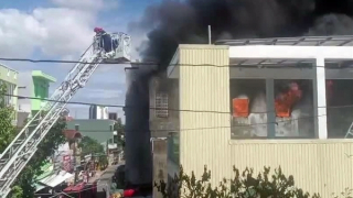 Cảnh sát nỗ lực dập tắt đám cháy kho nhựa giữa trưa tại Quảng Ngãi