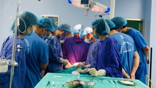 Suýt bị mù vì tiêm filler "trẻ hoá đôi mắt"