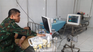 Trực thăng bay ra Trường Sa đưa ngư dân đột biến sức khỏe về đất liền điều trị