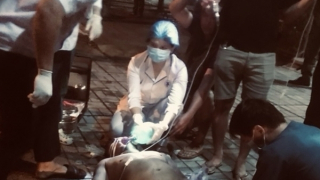 Cứu 2 người trong ngôi nhà bị cháy