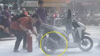 Xe tay ga đang chạy bỗng dưng bốc cháy