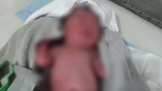 Bé trai sơ sinh bị bỏ rơi ở nghĩa địa