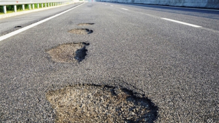 Lương tri “bị hỏng” sau lớp… nhựa đường